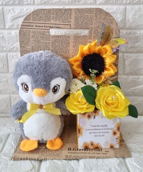 Arreglo Especial con Pinguino y Flores Amarillas