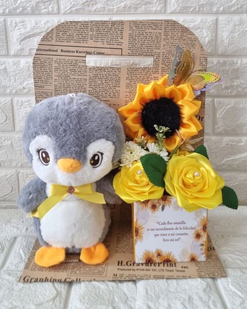 Arreglo Especial con Pinguino y Flores Amarillas