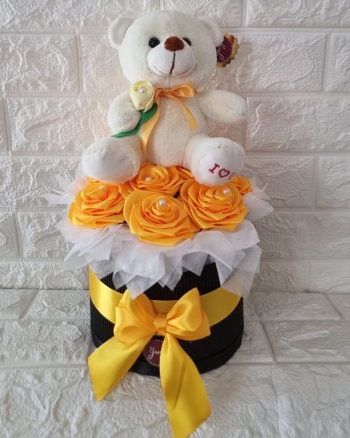 Arreglo con Oso Blanco y Rosas Amarillas