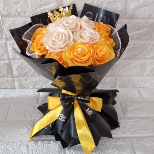 Ramo Elegante de Rosas Amarillas y Crema con Corona